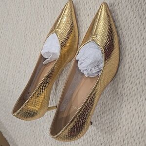 CARRANO Natalia Leather Pump. Size 7. 2.75-inch heels.